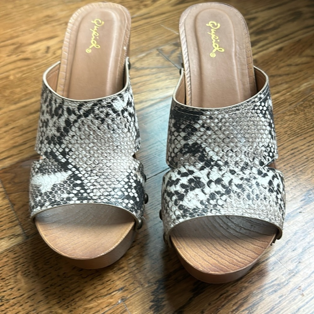 Qupid sandal size 7.5